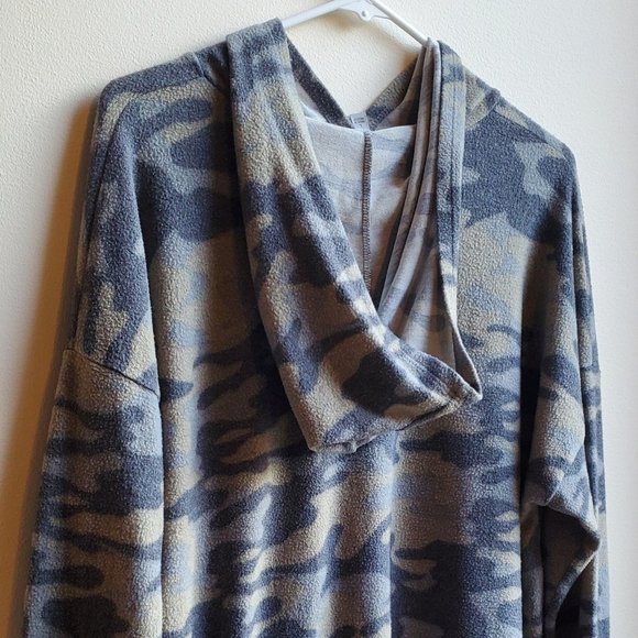 Gaze Camouflaged Cropped Fleece Hooded Sweatshirt - Picture 9 of 11
